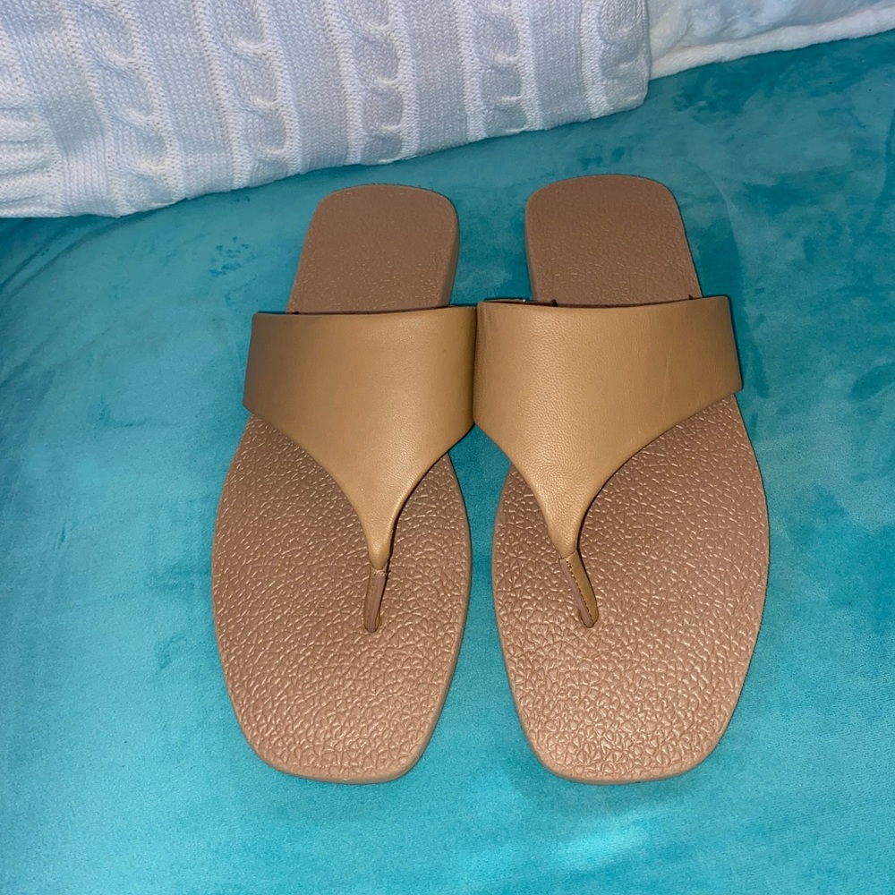 Banana Republic Leather Wide Strap Thong Tan Size 8 NWT